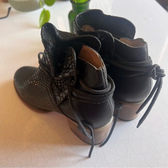 NEW Freebird Casey Black Snake Print Leather Lace Women's Boots Sz US 8 - Picture 4 of 9